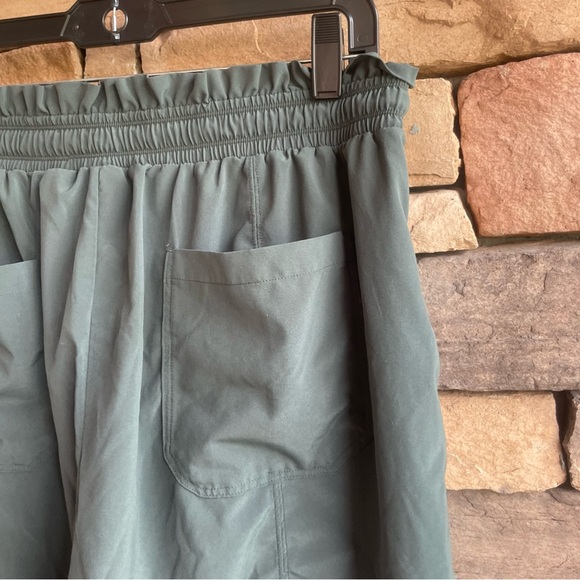 Zella green lightweight active Shorts Women’s XL - Picture 8 of 13